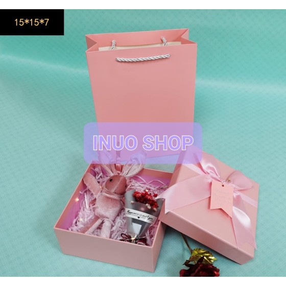 Caja con bolsa para regalo con lazo rosa